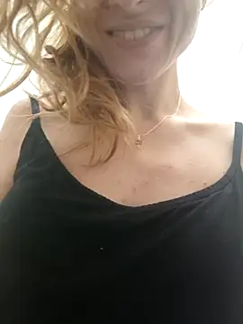 Snapshot of YogisticJuli666 chatting on 11/17/25, 03:51 YogisticJuli666 online show from 11/17/25, 03:51