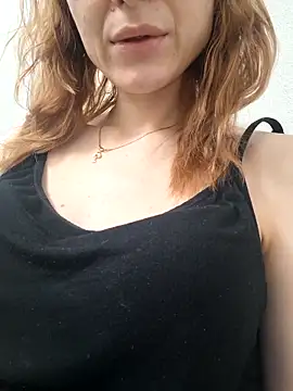 Snapshot of YogisticJuli666 chatting on 12/15/25, 08:29 YogisticJuli666 online show from 12/15/25, 08:29