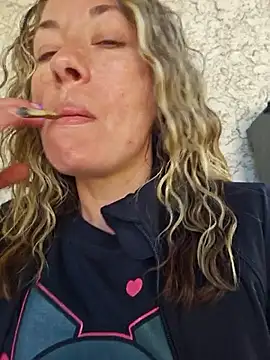 Snapshot of _NinaLuvSins_ chatting on 10/04/25, 02:37 NinaLuvSins online show from 10/04/25, 02:37