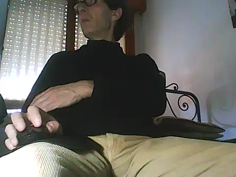 Snapshot of Moro_ra chatting on 04/05/26, 12:13 Moro ra online show from 04/05/26, 12:13