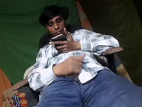 Snapshot of desiboy1101 chatting on 11/10/25, 01:32 desiboy1101 online show from 11/10/25, 01:32