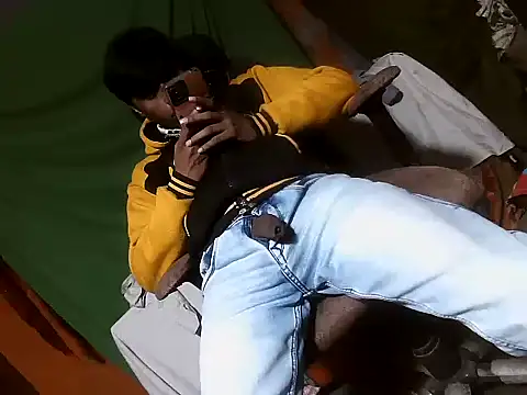 Snapshot of desiboy1101 chatting on 12/15/25, 01:59 desiboy1101 online show from 12/15/25, 01:59