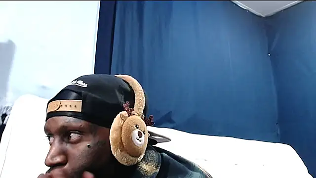 Snapshot of iBreakHeartz chatting on 11/30/25, 11:36 iBreakHeartz online show from 11/30/25, 11:36