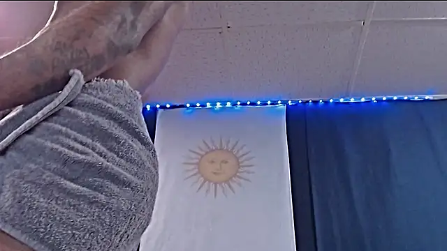 Snapshot of iBreakHeartz chatting on 12/05/25, 03:20 iBreakHeartz online show from 12/05/25, 03:20