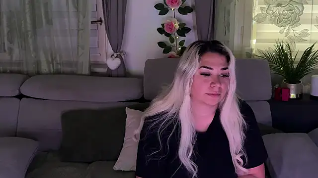 Snapshot of Monageil chatting on 10/01/25, 09:26 Monageil online show from 10/01/25, 09:26