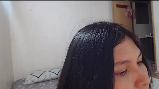 Snapshot of evolet01 chatting on 10/22/25, 05:34 evolet01 online show from 10/22/25, 05:34