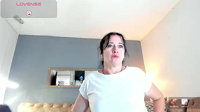 Snapshot of LADY_HELLEN chatting on 05/27/26, 07:00 LADY HELLEN online show from 05/27/26, 07:00