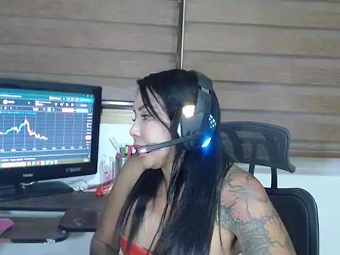 Snapshot of ERIKA-THEDOLL chatting on 09/24/25, 01:31 ERIKA-THEDOLL online show from 09/24/25, 01:31