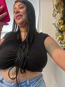 Snapshot of emilyjohanson chatting on 12/30/24, 02:51 emilyjohanson online show from 12/30/24, 02:51
