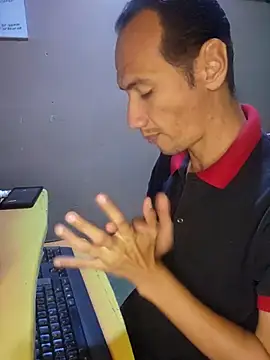 Snapshot of flaco317 chatting on 09/11/25, 03:23 flaco317 online show from 09/11/25, 03:23