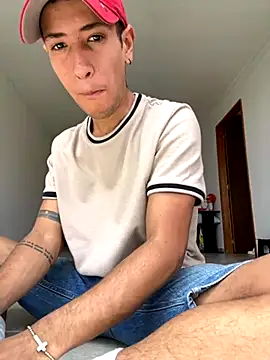 Snapshot of RetainedHound chatting on 10/05/25, 04:49 RetainedHound online show from 10/05/25, 04:49