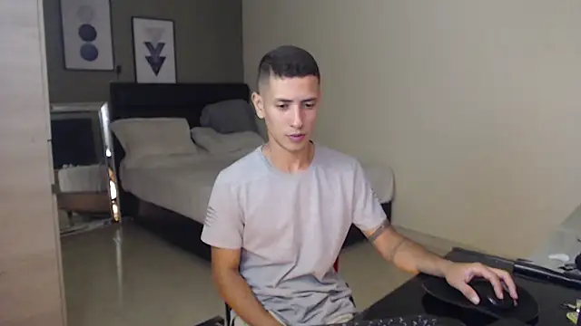 Snapshot of RetainedHound chatting on 11/12/25, 11:36 RetainedHound online show from 11/12/25, 11:36