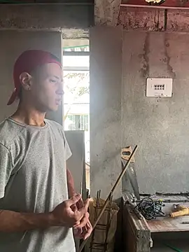 Snapshot of RetainedHound chatting on 11/15/25, 03:52 RetainedHound online show from 11/15/25, 03:52