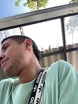 Snapshot of RetainedHound chatting on 12/14/25, 04:45 RetainedHound online show from 12/14/25, 04:45