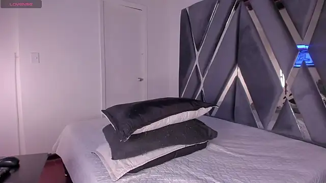 Snapshot of moonsweet1 chatting on 09/18/25, 05:48 moonsweet1 online show from 09/18/25, 05:48