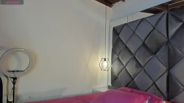 Snapshot of moonsweet1 chatting on 11/07/25, 11:32 moonsweet1 online show from 11/07/25, 11:32