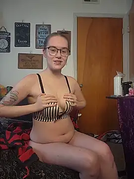 Snapshot of Izzy_Hellbourne chatting on 06/01/26, 05:58 Izzy Hellbourne online show from 06/01/26, 05:58