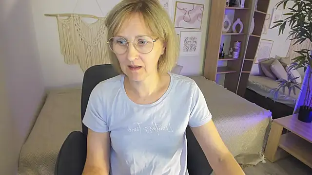 Paris Cherry online show from 09/17/25, 08:10