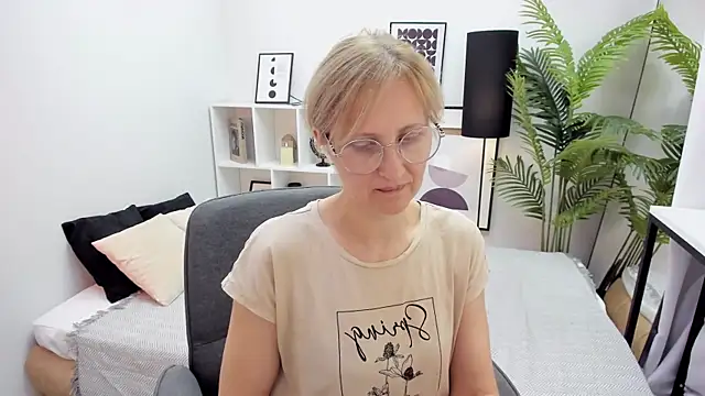 Paris Cherry online show from 10/13/25, 08:09