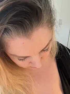 Snapshot of Anna_Alexa chatting on 03/04/25, 11:51 Anna Alexa online show from 03/04/25, 11:51