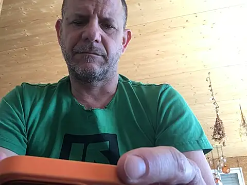 Snapshot of maxymloli chatting on 02/23/25, 01:42 maxymloli online show from 02/23/25, 01:42