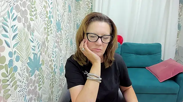 Snapshot of LeaPure chatting on 09/13/25, 05:18 LeaPure online show from 09/13/25, 05:18