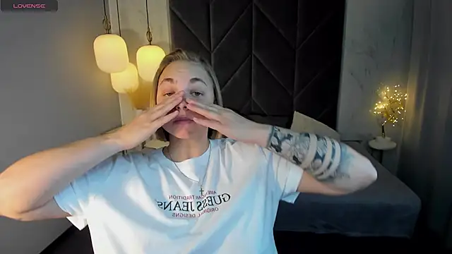 Snapshot of TataArdent chatting on 12/19/24, 11:25 TataArdent online show from 12/19/24, 11:25