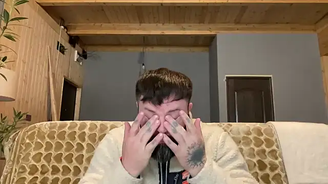 Snapshot of AlphaSparks chatting on 11/19/25, 03:50 AlphaSparks online show from 11/19/25, 03:50