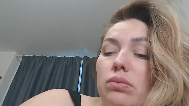 Snapshot of xxkristinaxx chatting on 11/27/25, 10:28 xxkristinaxx online show from 11/27/25, 10:28