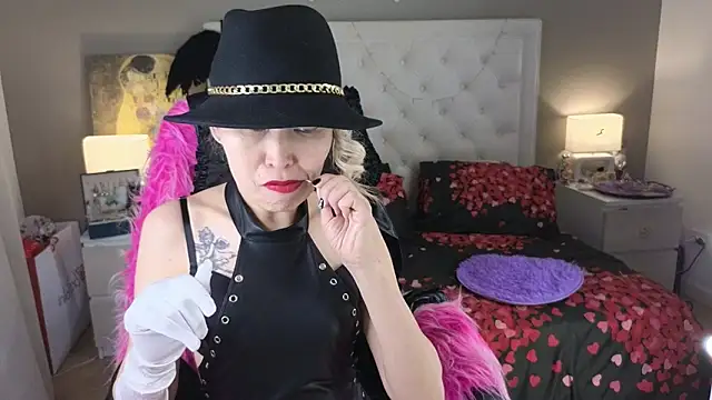 Snapshot of RoxalanaStar chatting on 06/05/26, 10:54 RoxalanaStar online show from 06/05/26, 10:54