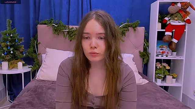 Snapshot of Janie_JJ_Curvie chatting on 12/21/25, 02:30 Janie JJ Curvie online show from 12/21/25, 02:30