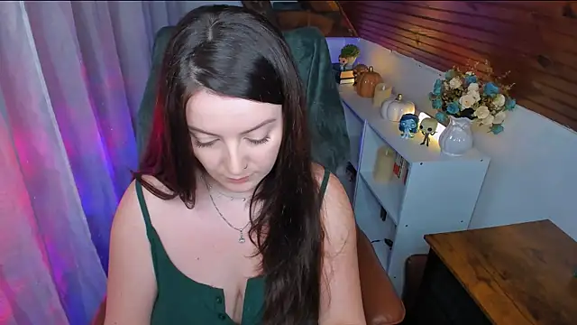 Snapshot of ErinMarshall chatting on 12/18/25, 05:19 ErinMarshall online show from 12/18/25, 05:19