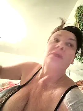 Snapshot of _lady_red_ chatting on 01/17/26, 10:24 lady red online show from 01/17/26, 10:24