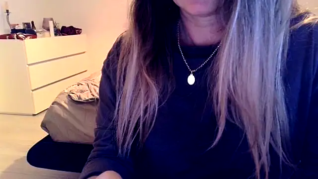 Snapshot of leadileo chatting on 11/06/25, 12:28 leadileo online show from 11/06/25, 12:28