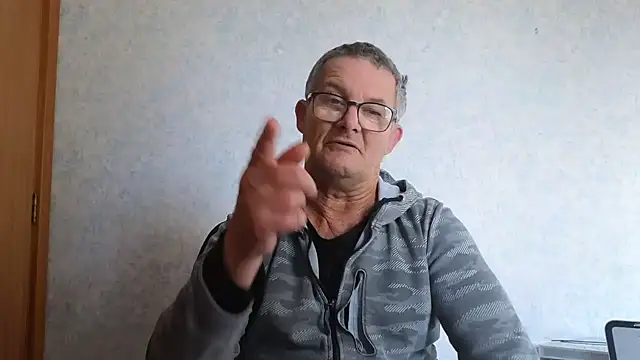 Snapshot of bigballnz chatting on 02/28/25, 05:37 bigballnz online show from 02/28/25, 05:37