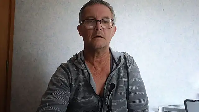 Snapshot of bigballnz chatting on 03/03/25, 12:15 bigballnz online show from 03/03/25, 12:15