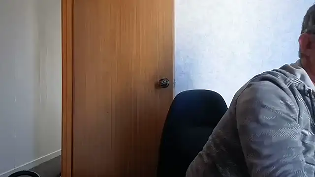 Snapshot of bigballnz chatting on 09/17/25, 07:48 bigballnz online show from 09/17/25, 07:48