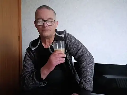 Snapshot of bigballnz chatting on 09/23/25, 08:23 bigballnz online show from 09/23/25, 08:23