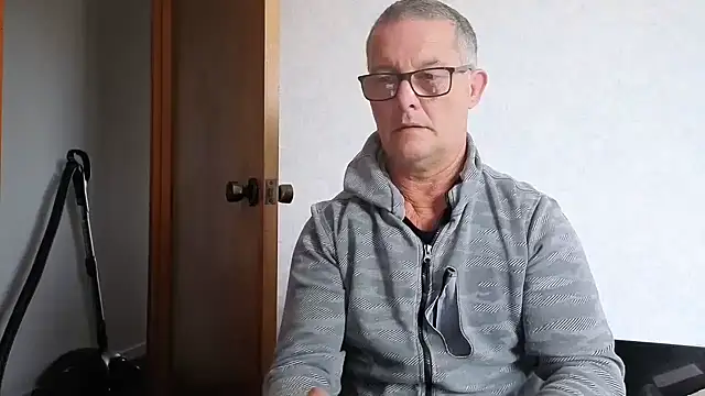 Snapshot of bigballnz chatting on 10/03/25, 08:39 bigballnz online show from 10/03/25, 08:39