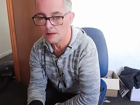 Snapshot of bigballnz chatting on 10/14/25, 07:14 bigballnz online show from 10/14/25, 07:14