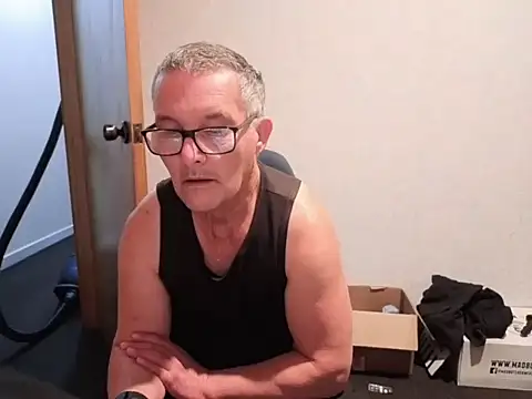 Snapshot of bigballnz chatting on 10/17/25, 08:17 bigballnz online show from 10/17/25, 08:17