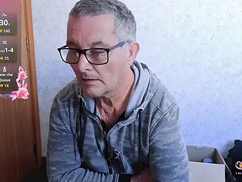 Snapshot of bigballnz chatting on 10/17/25, 08:22 bigballnz online show from 10/17/25, 08:22