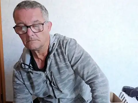 Snapshot of bigballnz chatting on 10/21/25, 07:14 bigballnz online show from 10/21/25, 07:14