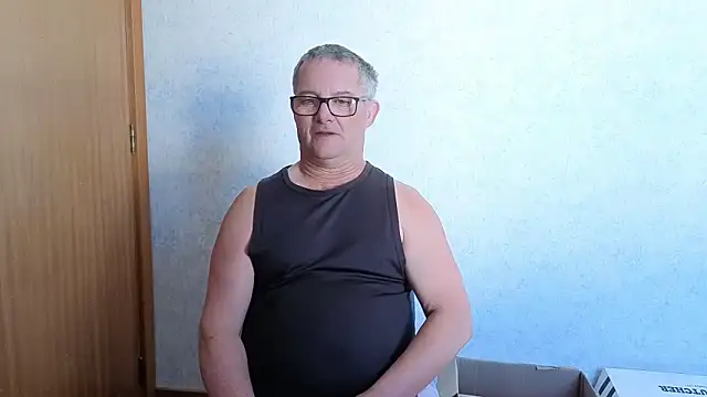 Snapshot of bigballnz chatting on 10/24/25, 08:27 bigballnz online show from 10/24/25, 08:27