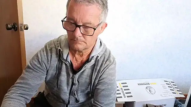 Snapshot of bigballnz chatting on 10/29/25, 08:54 bigballnz online show from 10/29/25, 08:54