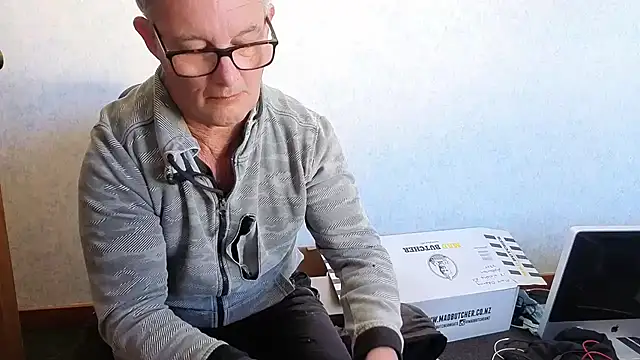 Snapshot of bigballnz chatting on 10/30/25, 07:47 bigballnz online show from 10/30/25, 07:47