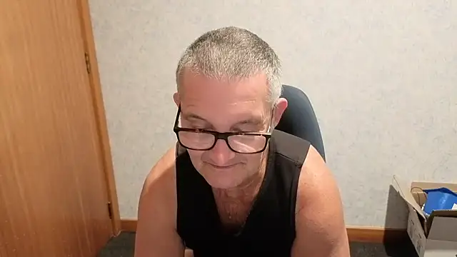 Snapshot of bigballnz chatting on 12/17/25, 09:37 bigballnz online show from 12/17/25, 09:37