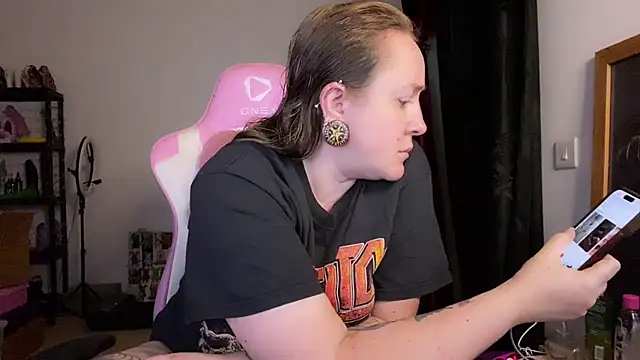 kisicaxx online show from 11/18/25, 05:01