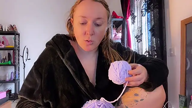 kisicaxx online show from 11/28/25, 10:18