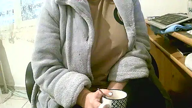Snapshot of douceur63 chatting on 12/19/24, 12:45 douceur63 online show from 12/19/24, 12:45